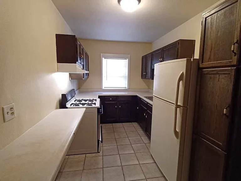 2302 Auburn St — Photo 2