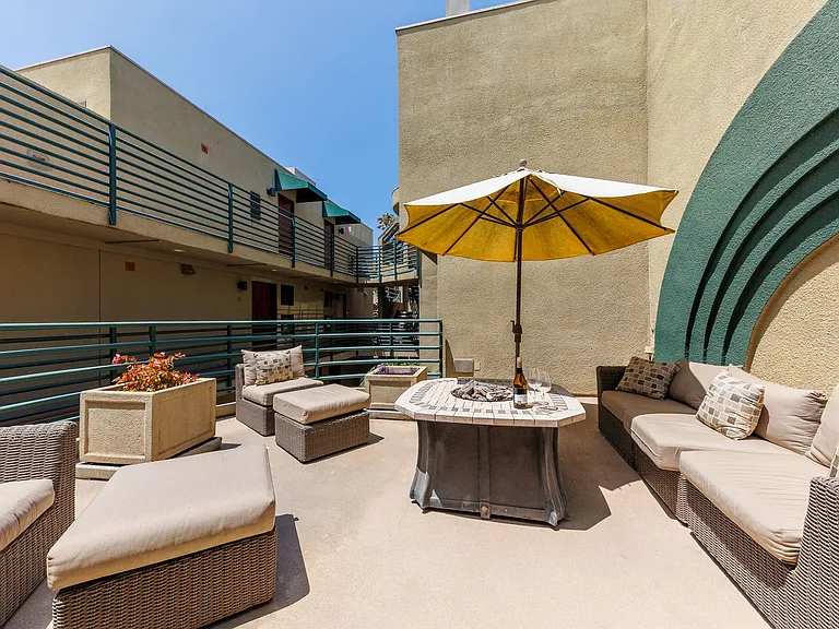 8132 Camino Del Sol #D — Photo 21