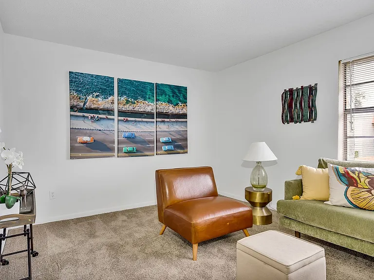 Midship Apartments — Photo 18