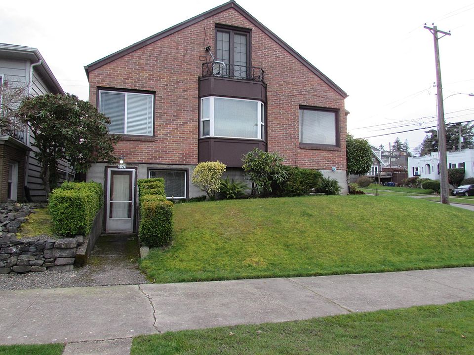 Tacoma Avenue side of four plex with entrance to unit