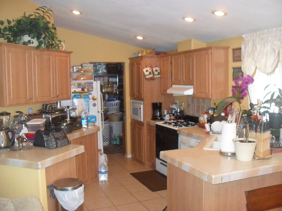 2nd image of 1150 N Kirby St Space 1