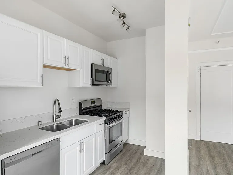1623 N Mariposa — Photo 9