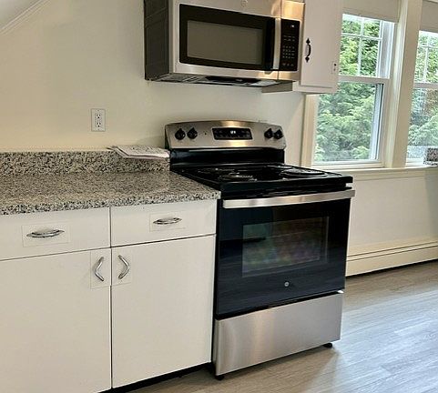 4th image of 352 Thoreau St