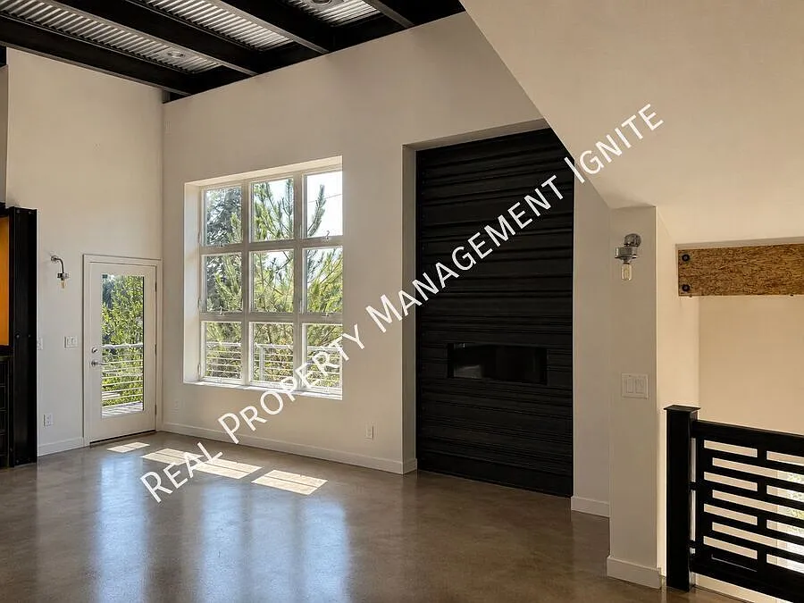 Modern Home in Premier Westside Location — Photo 4