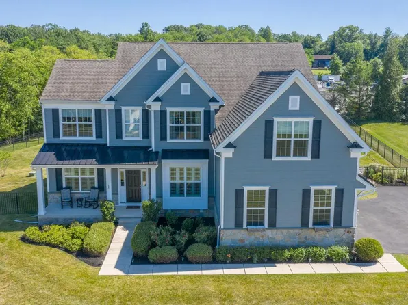 1 Bennett Ln, Newtown, PA 18940