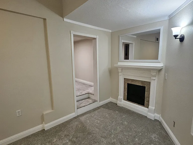 27 Avenue Ln #B — Photo 2