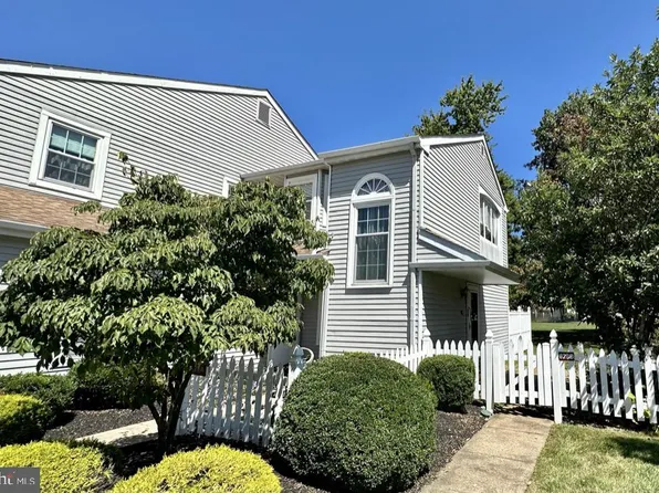 628 Rose Hollow Dr, Morrisville, PA 19067