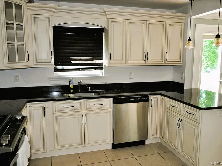 17 Circle Dr E — Photo 4