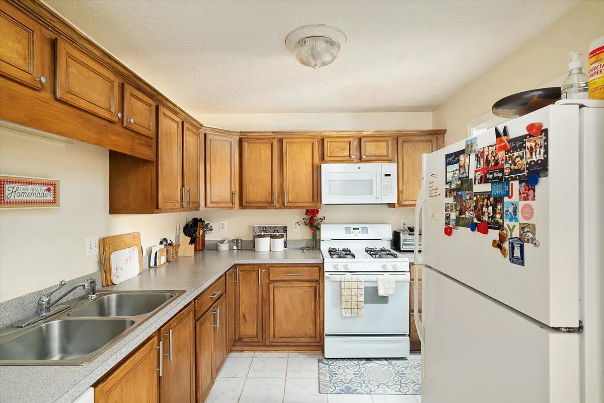 3 bed, 2.5 bath, 1960 sqft, $2,200 — Photo 4