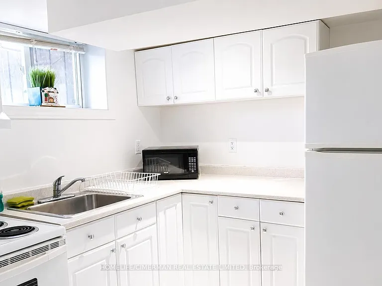 114 Connaught Ave #BASEMENT — Photo 3