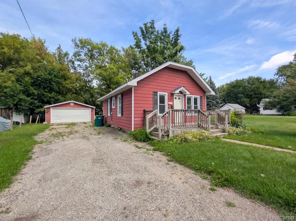 635 Spruce St, Mount Morris, MI 48458