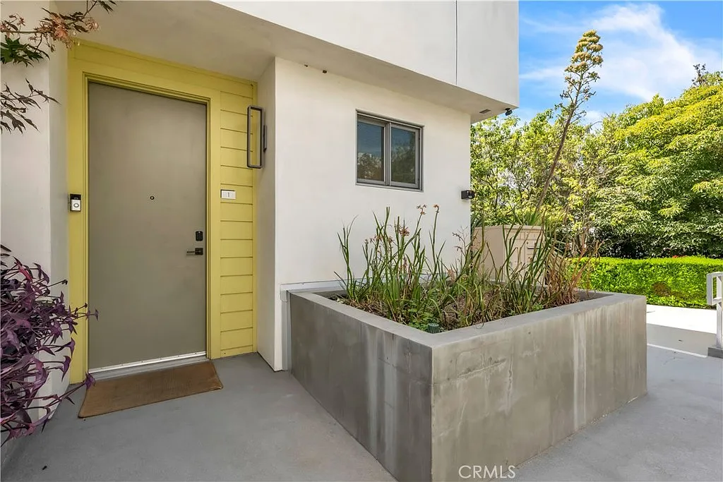 2 bed, 2.5 bath, 1450 sqft, $4,295 — Photo 2