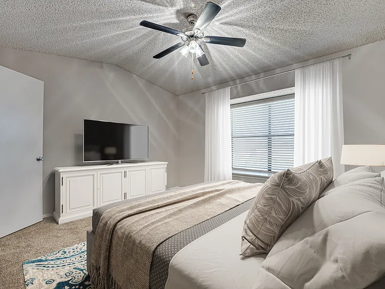 Indian Creek Apartments — Photo 47