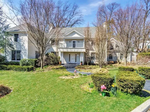 39 Gateway Drive, Great Neck, NY 11021