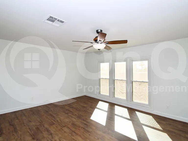 5621 N 79th St #4 — Photo 12