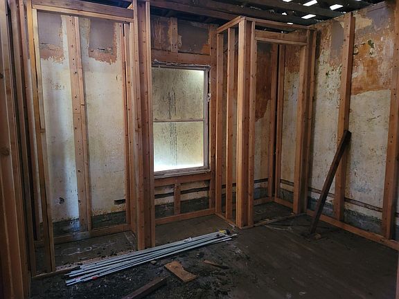 3rd image of 858 W Hoyt Pl