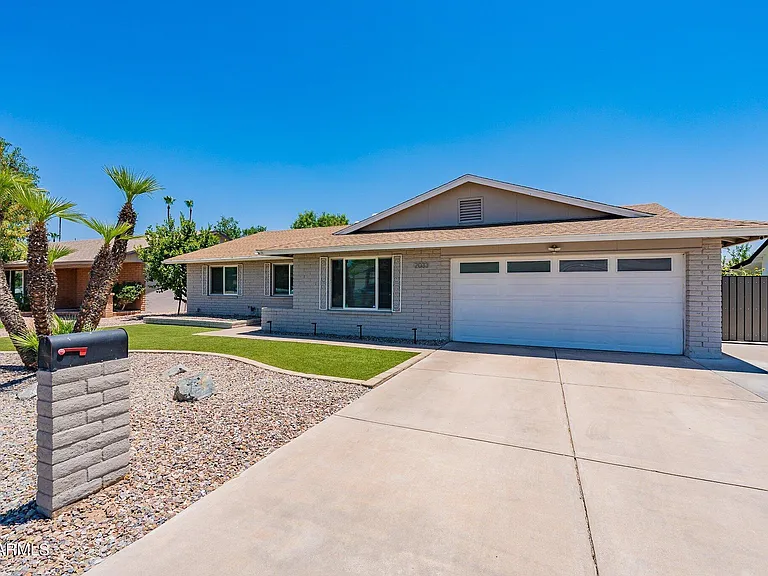 2033 E Harvard Dr — Photo 2