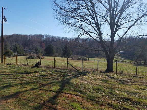 3rd image of 1467 Russell Dr
