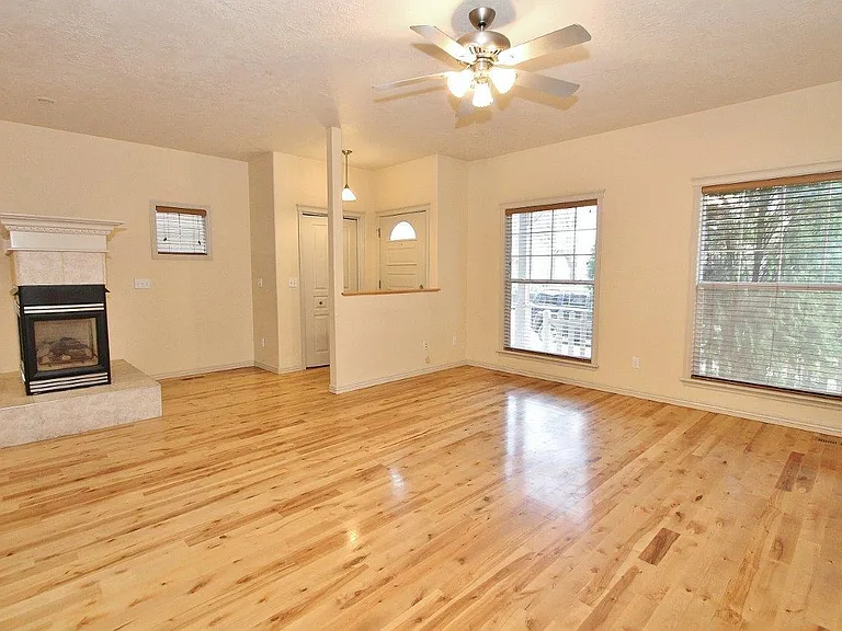 385 W Hale St — Photo 3