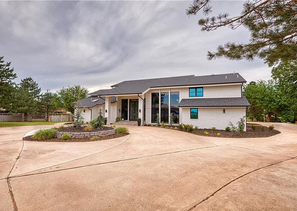 1st image of 300 Ellis Ln