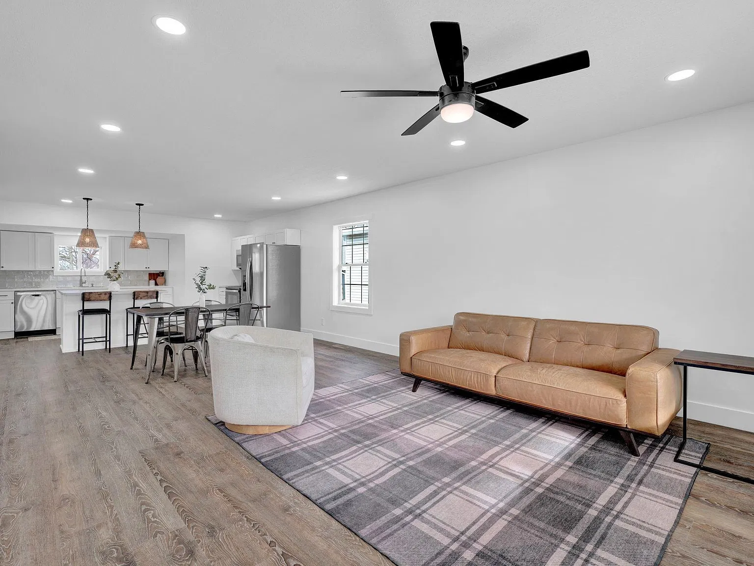 3 bed, 2.0 bath, 1312 sqft, $2,000 — Photo 3
