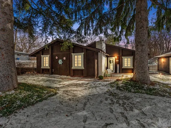 240 N Roslyn Rd, Waterford, MI 48328