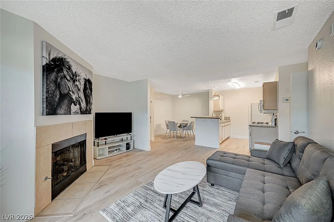 1 bed, 1.0 bath, 752 sqft, $1,600 — Photo 4