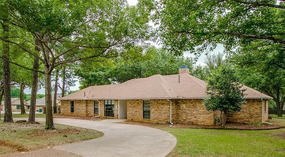 1st image of 2411 Emerald Cir