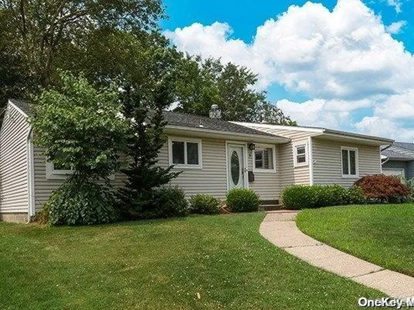 3 Abbey Court, Plainview, NY 11803