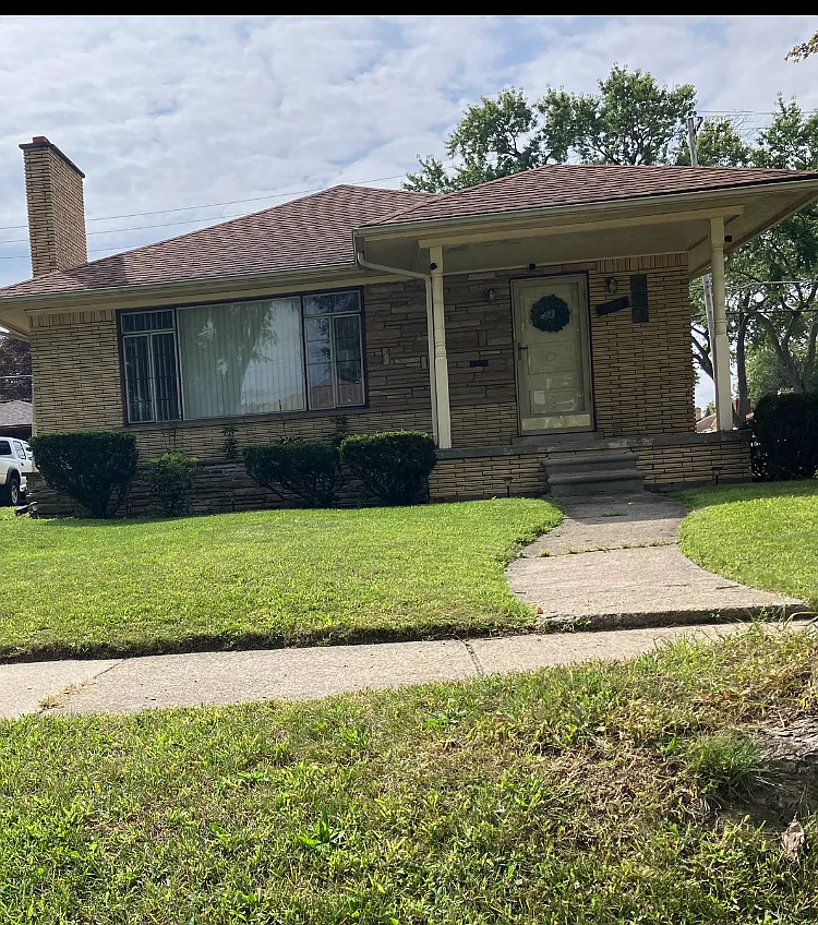 3 bed, 1.5 bath, 1276 sqft, $1,000 — Photo 1