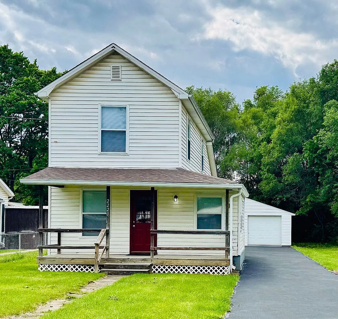 Like new with 2 car garage! Prequalified showings only! — Photo 1