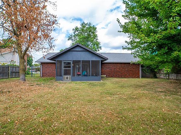 3rd image of 214 Jonathan Dr