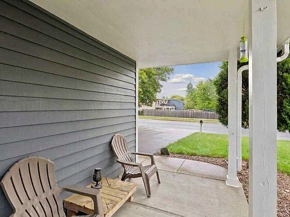 3rd image of 5855 W 140th St