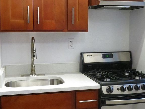 4th image of 205 E 82nd St APT 5C
