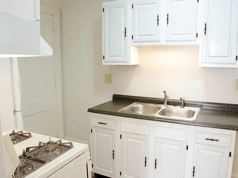 815 10th Ave #4 — Photo 9