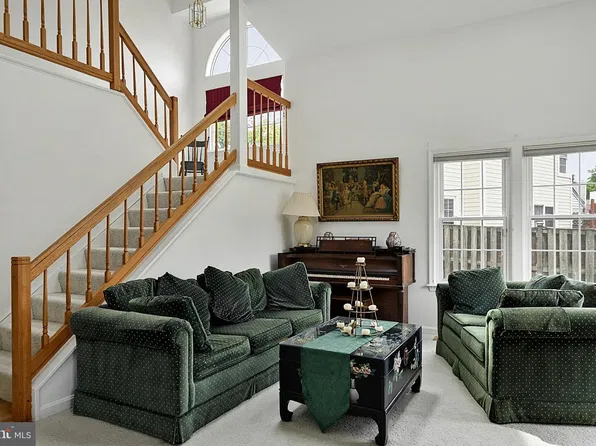 7521 Cross Gate Ln, Alexandria, VA 22315