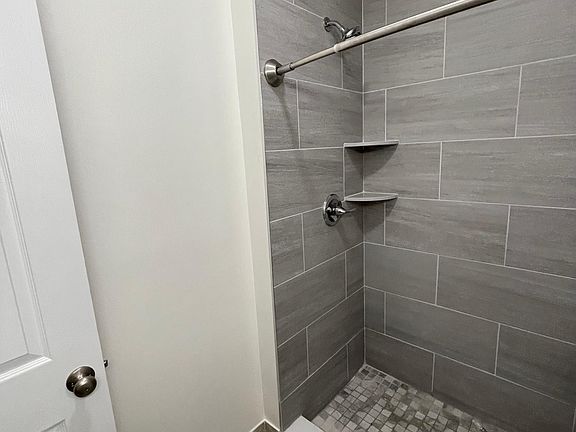 4th image of 7O N Washington St #9