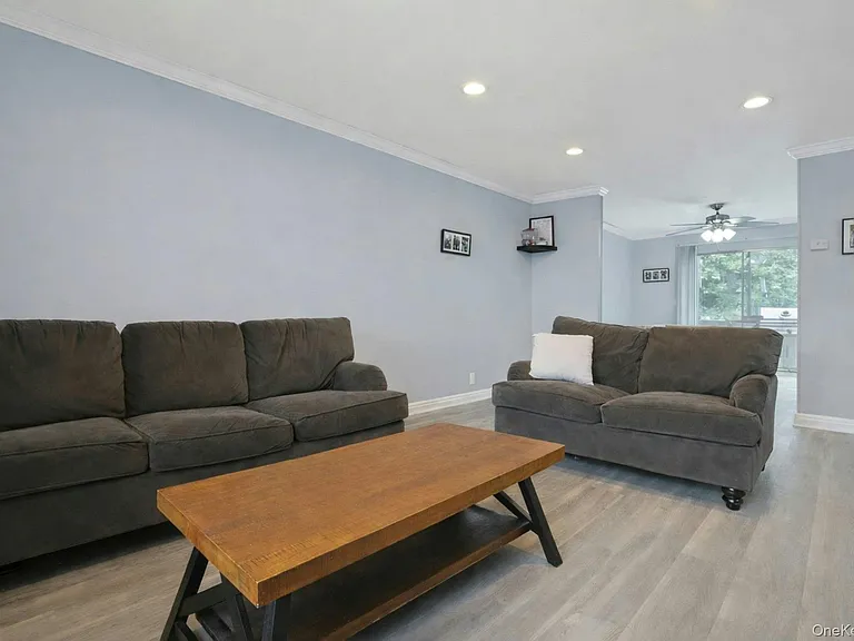 121 Coachlight Sq — Photo 3