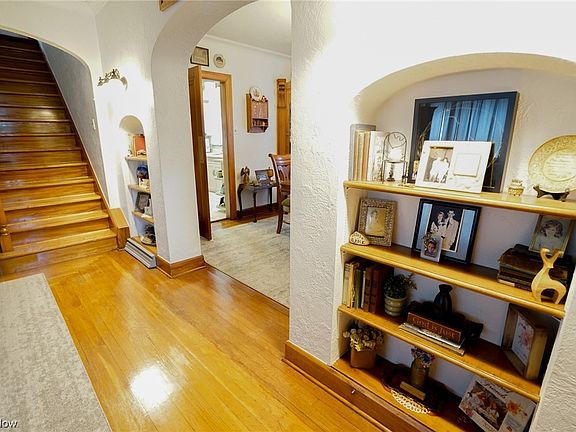 5th image of 2811 Saint Clair Ave