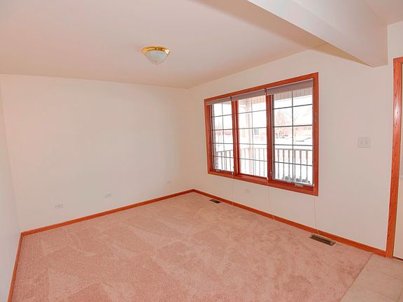 3rd image of 561 Somerset Ln