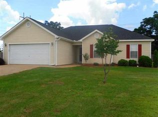 121 Grindstaff Dr, Bonaire, GA 31005