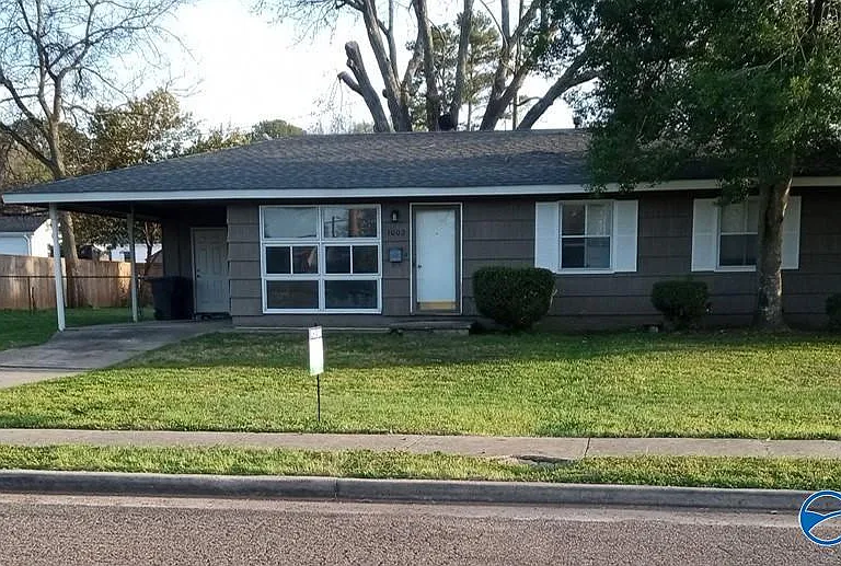 1002 Lowell Dr SE — Photo 1