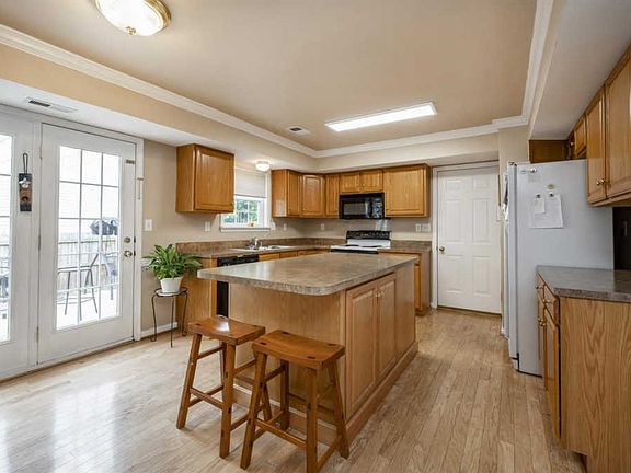 4th image of 2796 Woodlawn Way