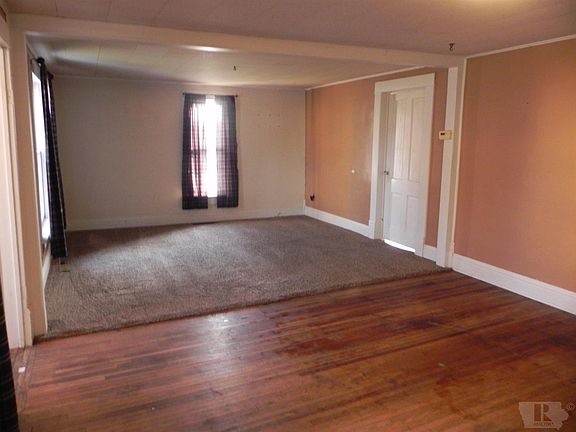 3rd image of 402 Court Ave