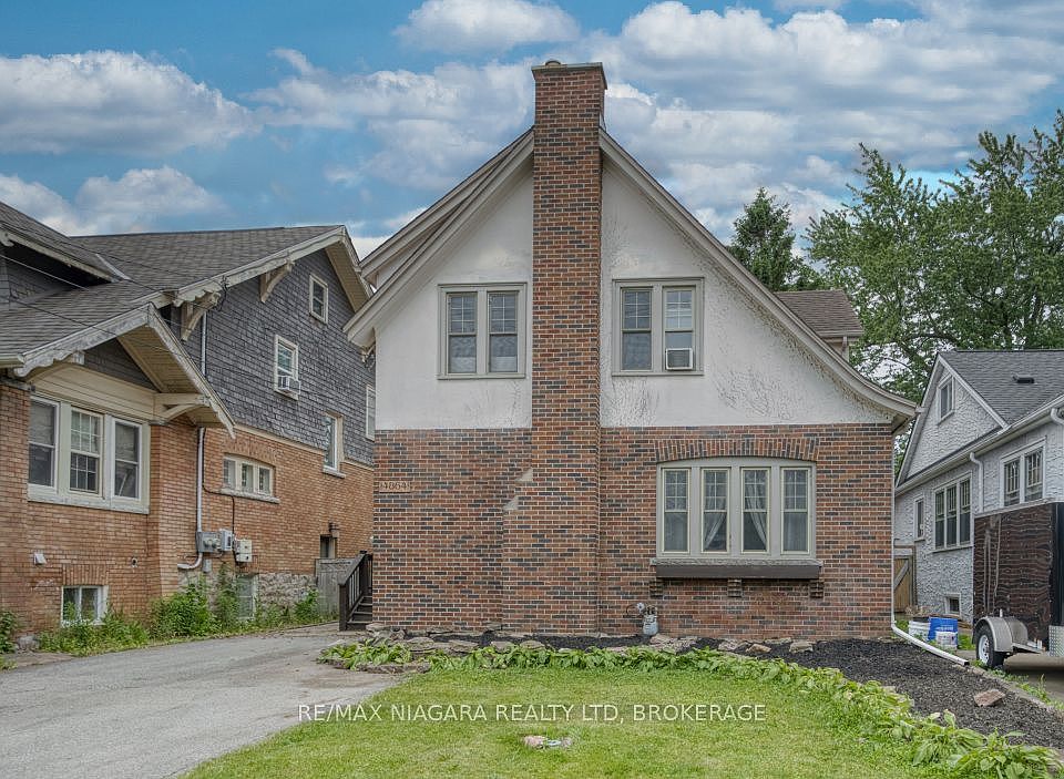 1st image of 4864 Simcoe St