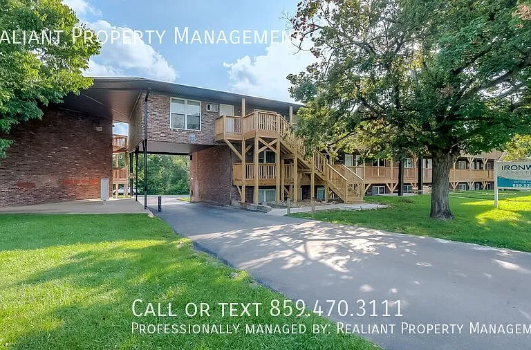 2021 Cambridge Dr #40 — Photo 9
