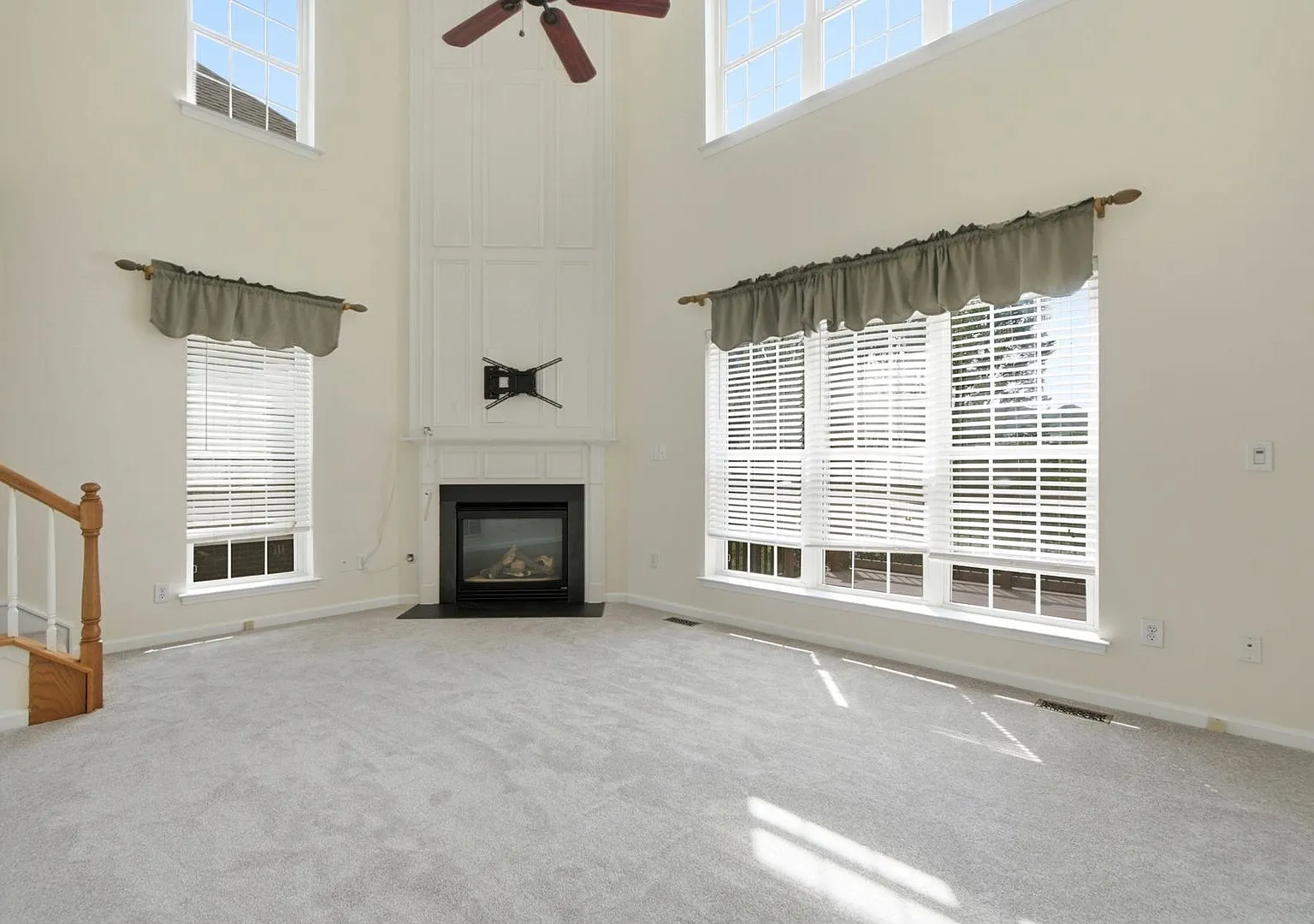 Freshly Updated Hampton Ridge Home Refinished Hardwoods, New Carpet & Fenced Yard — Photo 4