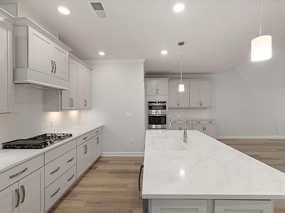 4th image of 702 Blackpool Dr