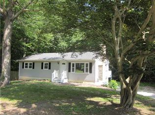 15 Center Dr, Ledyard, CT 06339