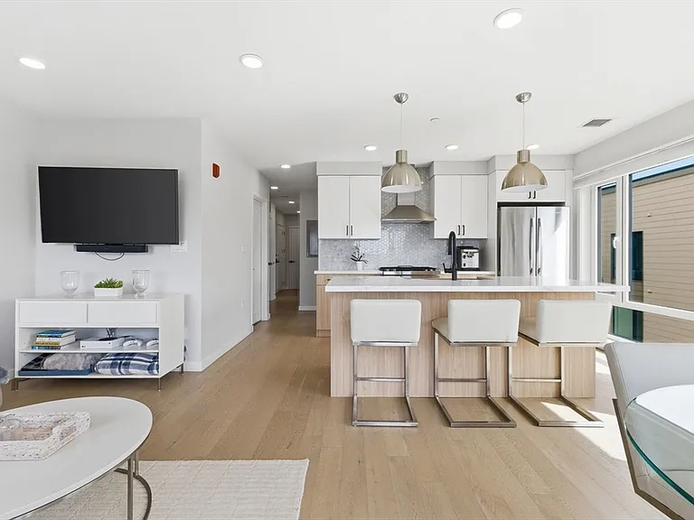 457 W Broadway #506 — Photo 14